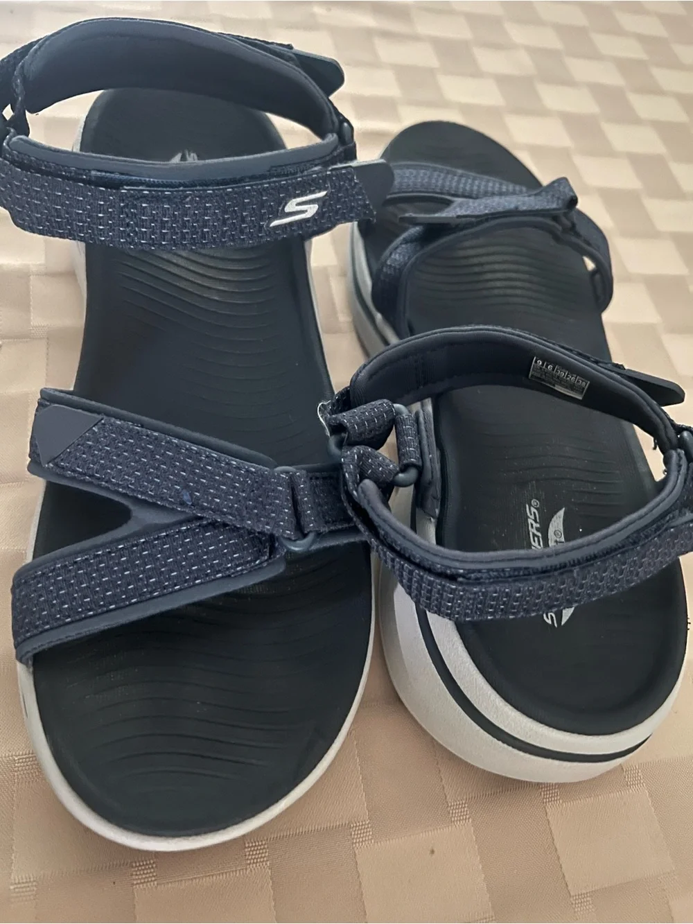 Skechers Women's Go Walk Arch Fit Mesh Quarter Strap Size 9